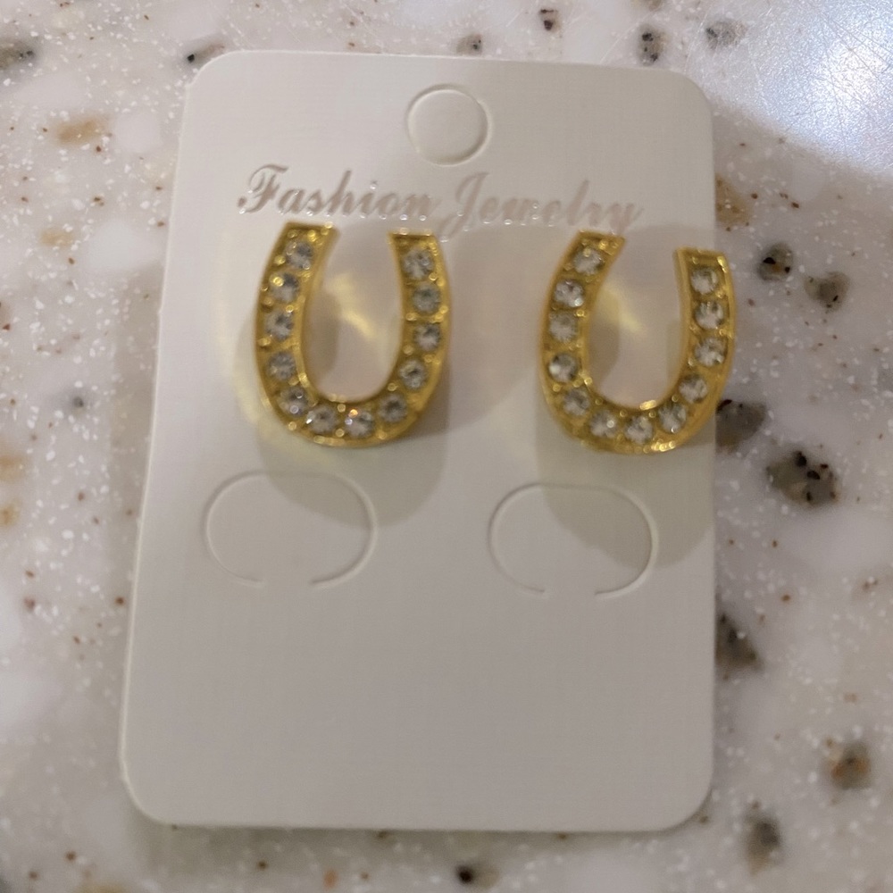 Horse shoe stud earrings